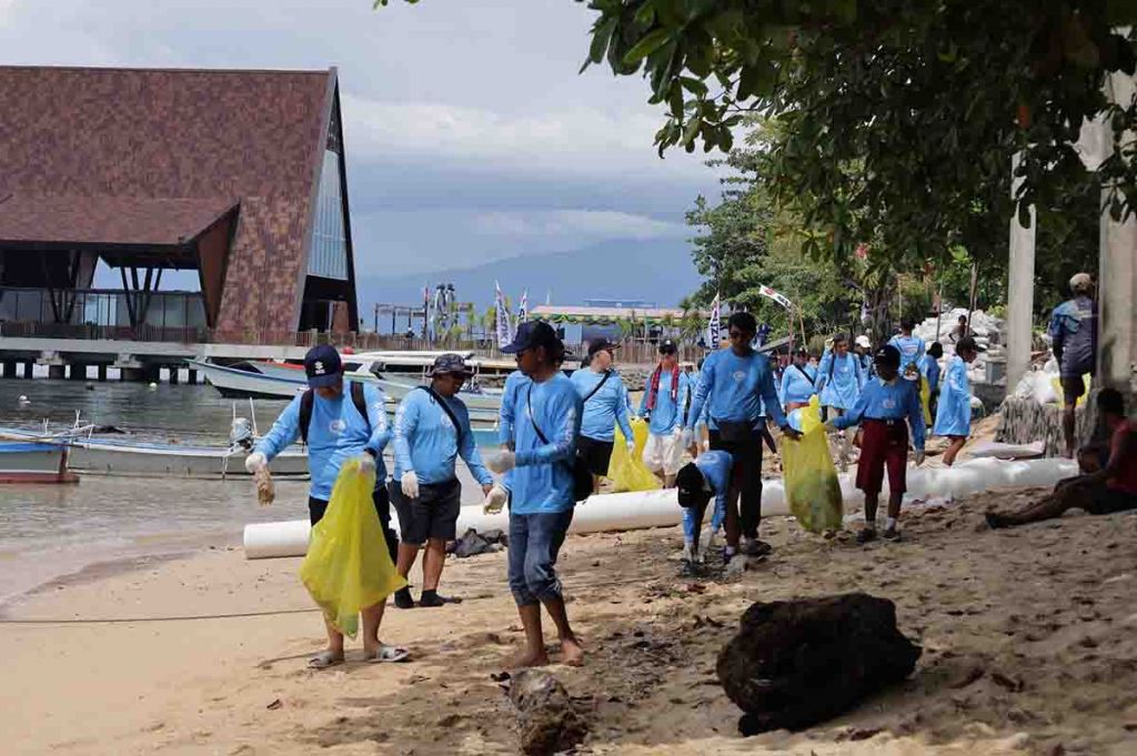 Kegiatan Suzuki Clean Up The World di Pantai Bunaken