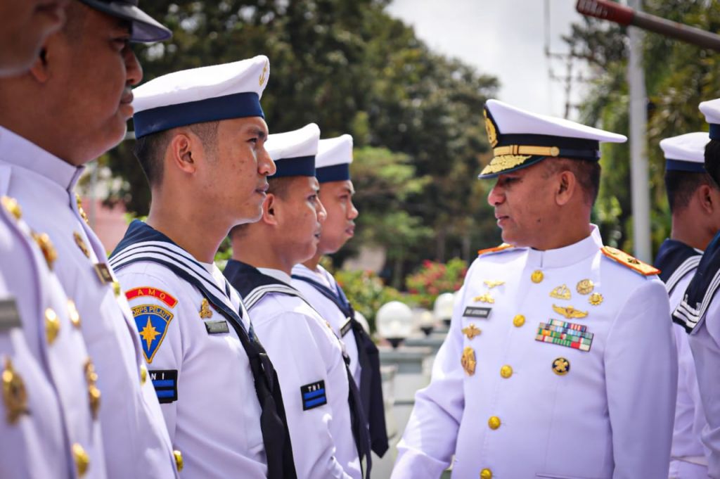 Upacara kenaikan pangkat di Lantamal IX