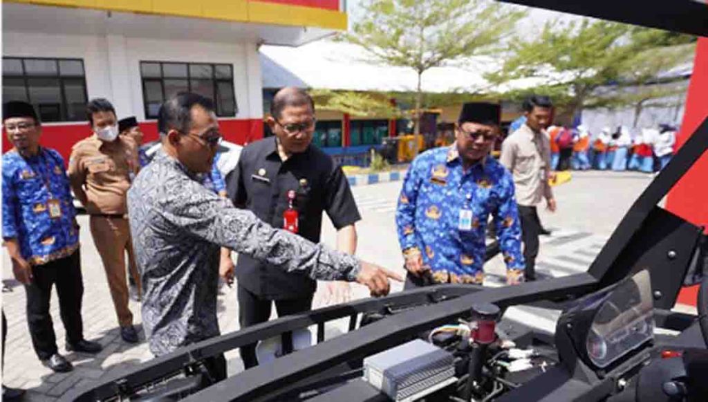 Aries Agung Paewai melihat karya siswa SMK