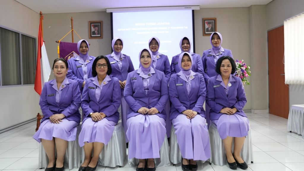 Ketua Ikatan Kesejahteraan Keluarga TNI (IKKT) Pragati Wira Anggini (PWA) Gabungan I Staf Umum TNI, Ny. Sinta Bambang Ismawan memimpin serah terima jabatan