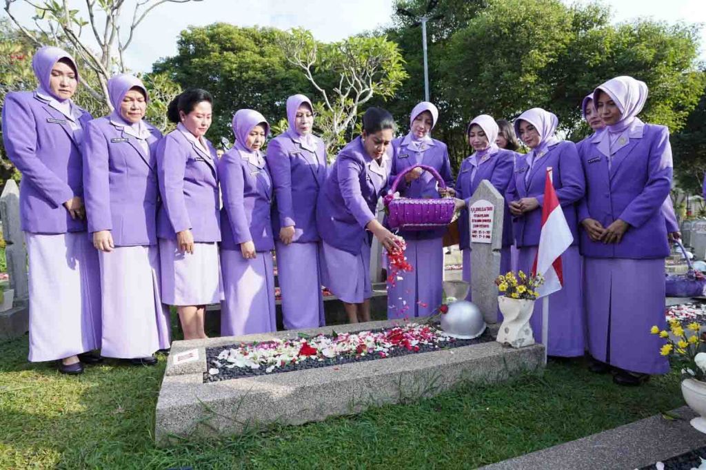 Ziarah dan tabur bunga dalam rangka menyambut HUT ke-57 IKKT PWA Tahun 2023