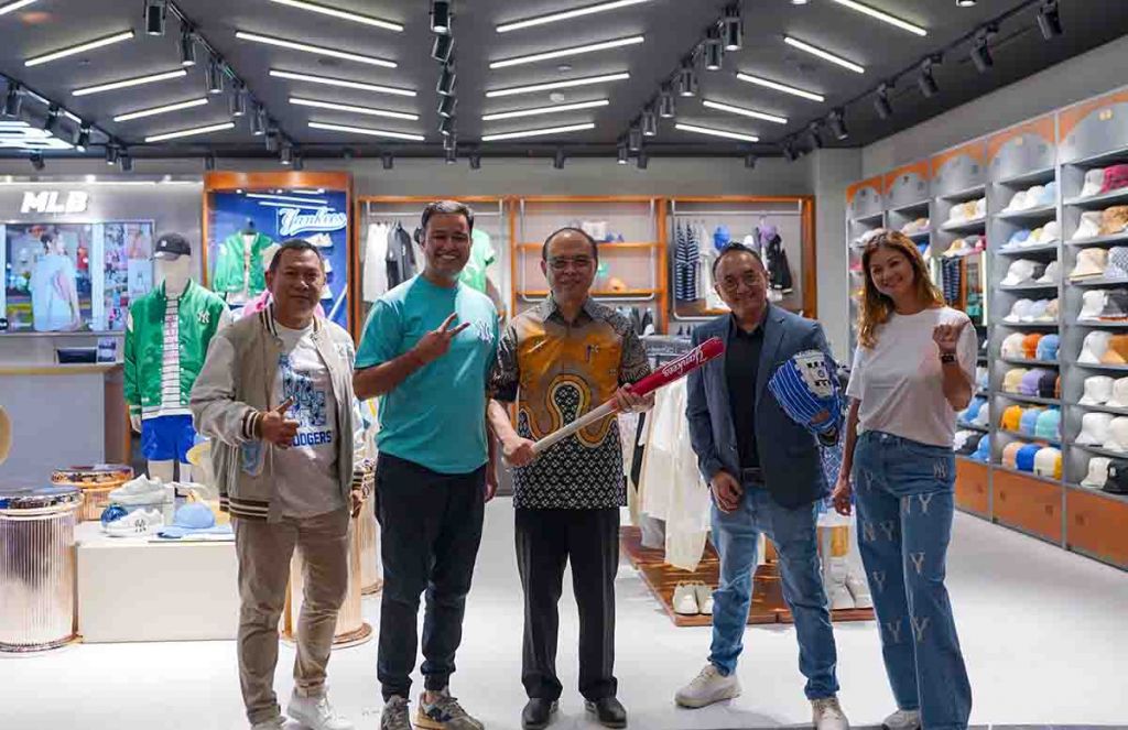 (ki-ka) AVP Operations Edwin Perwiradjaja, Country Manager Valiram Group Indonesia Kunal Kapoor, Wakil Presiden Direktur PT. Metropolitan Kentjana, Tbk. Jeffri S. Tanudjaja, General Manager Pondok Indah Mal