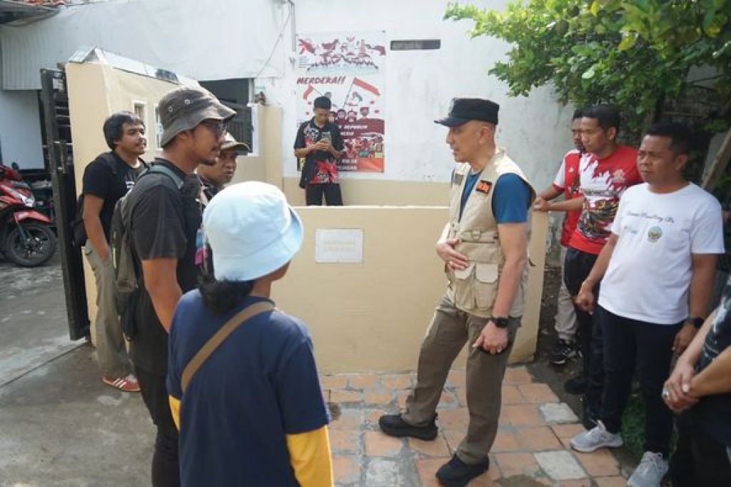 Pj. Bupati Bangkalan, Arief M. Edie bersama Komunitas GakCumaJalan  saat di salah satu situs sejarah
