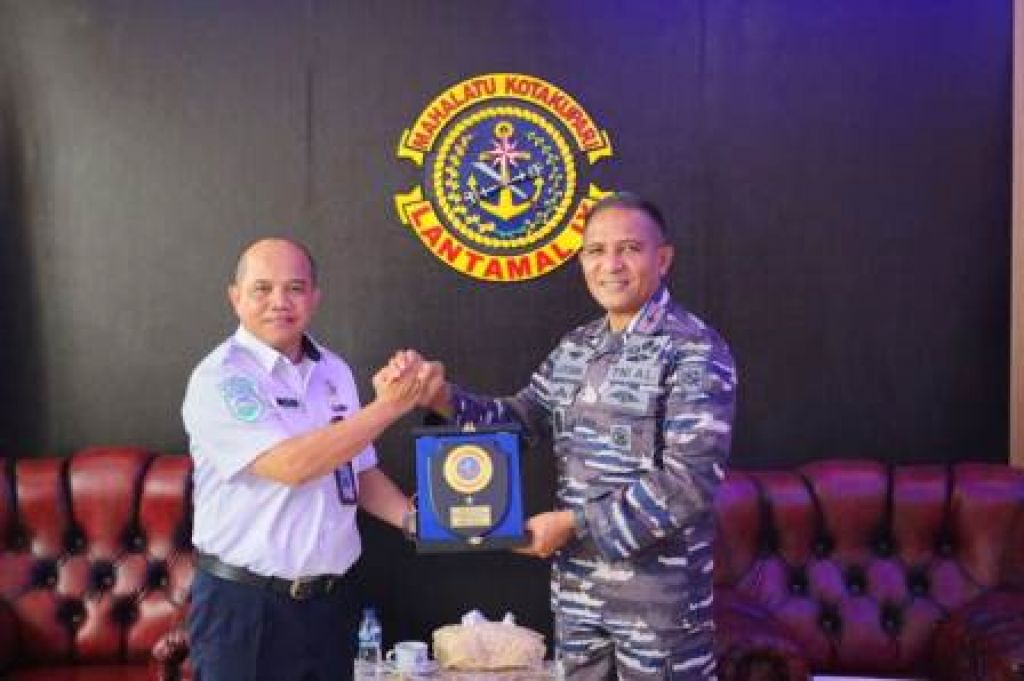 Danlantamal IX Ambon, Brigjen TNI (Mar) Said Latuconsina menerima langsung kunjungan Kepala BMKG Maluku