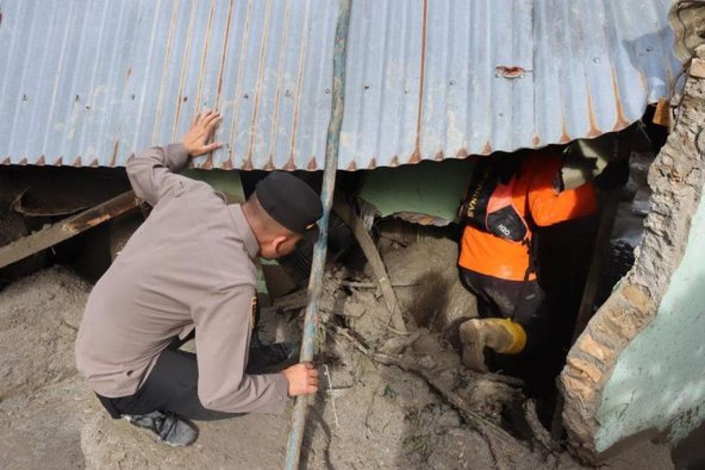 Proses evakuasi dua korban longsor Dusun III, Desa Simangulampe