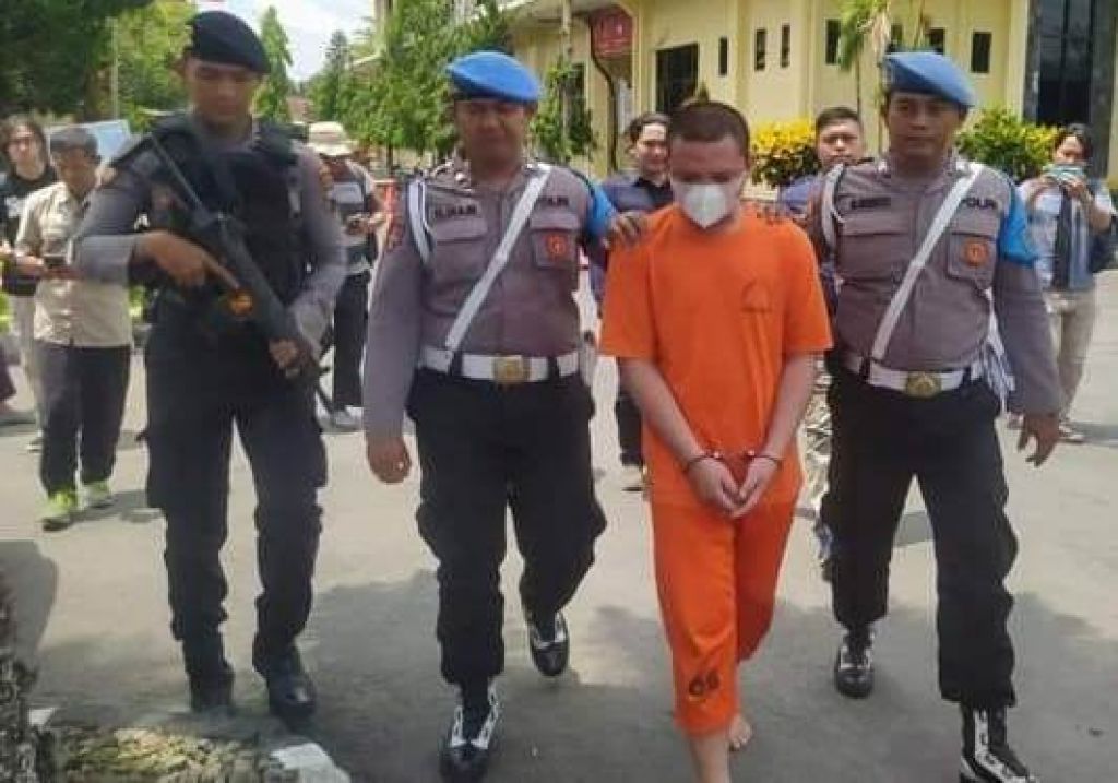 Randa Haris Tandayu digiring oleh personil Polresta Magelang