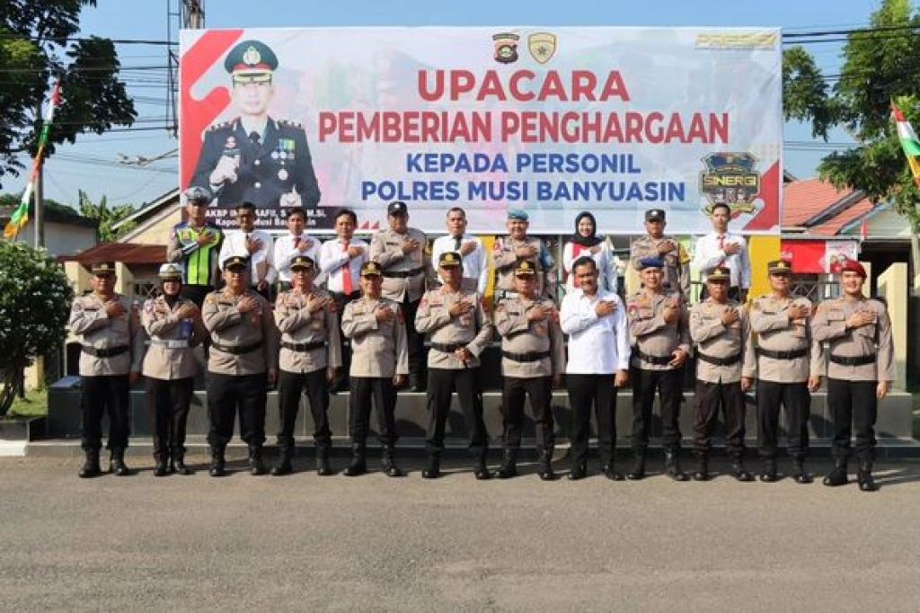 Kapolres Muba bersama pernosil yang mendapat penghargaab