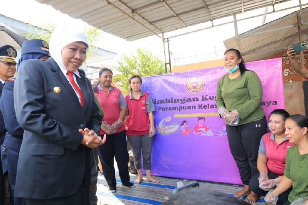 Penyerahan remisi itu dilakukan secara simbolis siang ini oleh Gubernur Jawa Timur, Khofifah Indar Parawansa