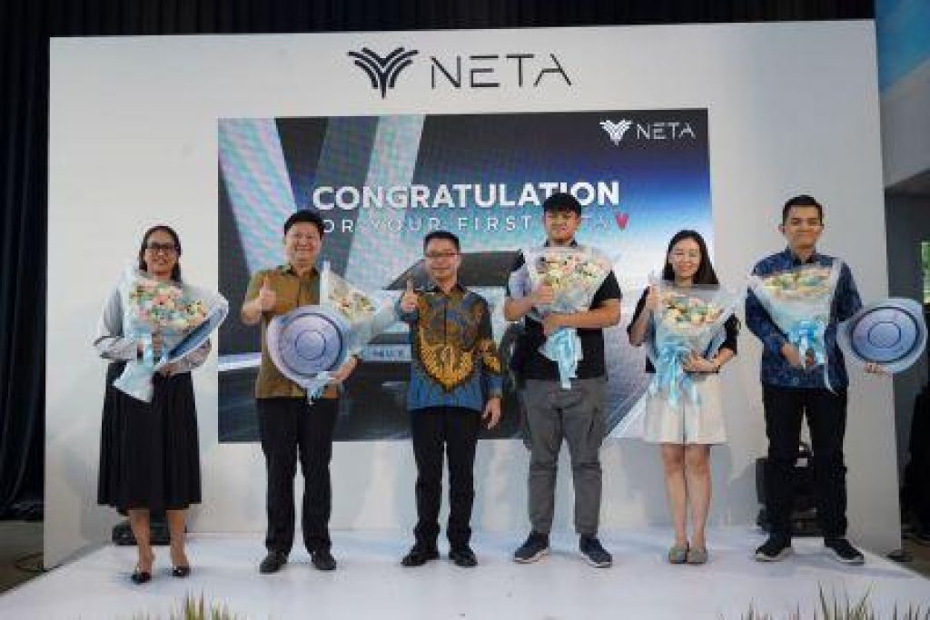 Upacara serah terima di diler NETA Kelapa Gading, Jakarta Utara