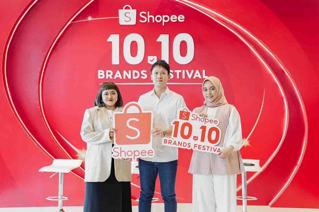 Para pembicara Media Gathering Shopee 10.10 berfoto bersama