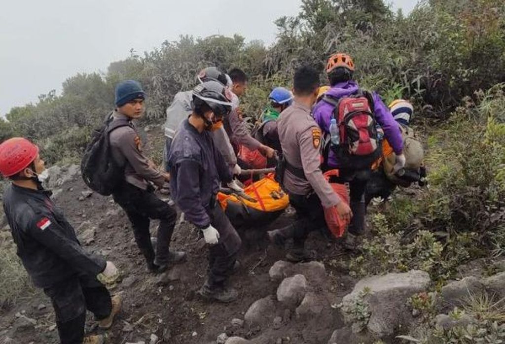 Evakuasi jenazah korban erupsi Gunung Marapi