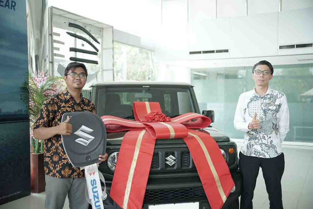 Penyerahan Suzuki Jimny AT kepada pemenang undian Triple Surprise GIIAS 2023