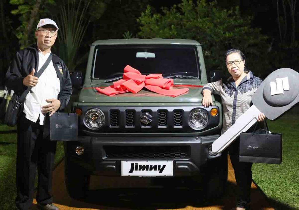 Penyerahan Suzuki Jimny Kepada Pemenang Undian Test Drive Hybrid Nasional