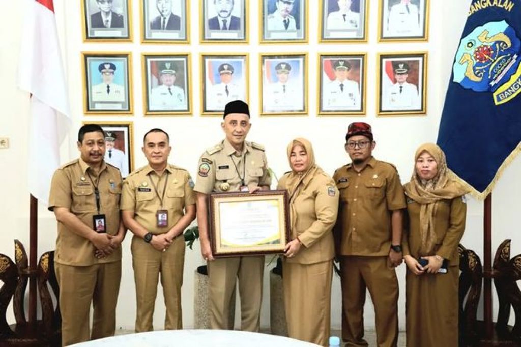 Pj Bupati Bangkalan menerima sertifikat tuntas dari ODF