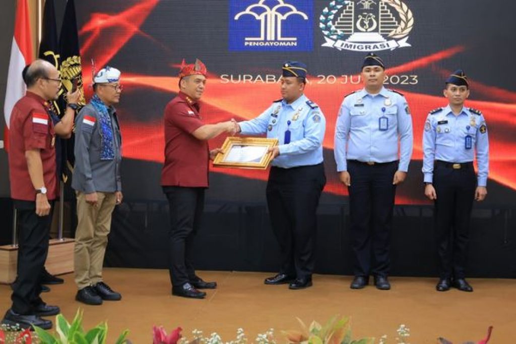 Tiga petugas Kantor Imigrasi Kelas II Non TPI Ponorogo menerima penghargaan 