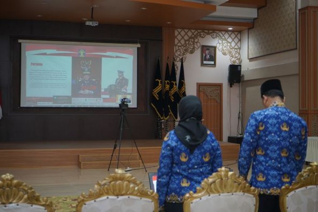 Asep Sutandar memimpin pejabat struktural mengikuti upacara secara virtual dari Aula Raden Wijaya