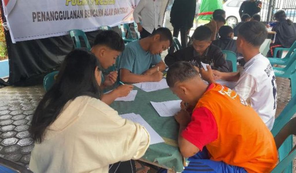 Anak-anak sedang belajar di tenda serba guna Polda Sumut