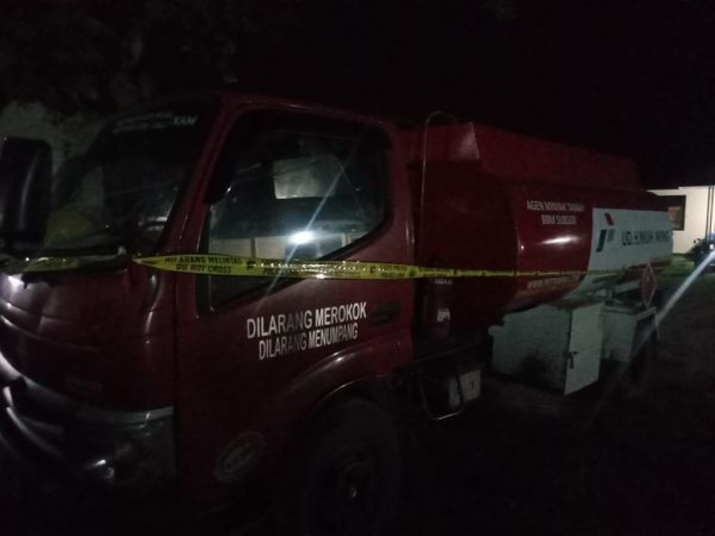 Satreskrim Polres Buton Tengah mengamankan satu unit mobil tangki BBM