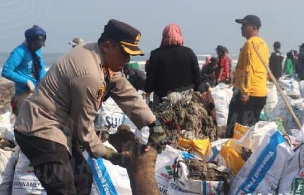 Kapolres Sukabumi, AKBP Maruly Pardede turut serta menghadiri dan memimpin kegiatan Karya Bhakti TNI Bersih-Bersih Pantai