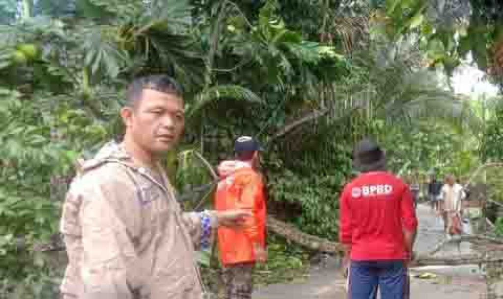 Polsek Mentok bersama dengan Tim BPBD, Tim PLN Babar, dan Ketua RT, melakukan kegiatan tanggap bencana