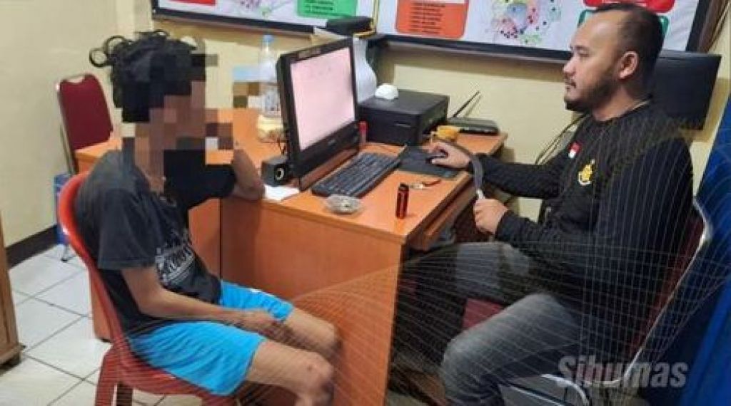 MR saat diinterogasi oleh Personil Polsek Sukaraja