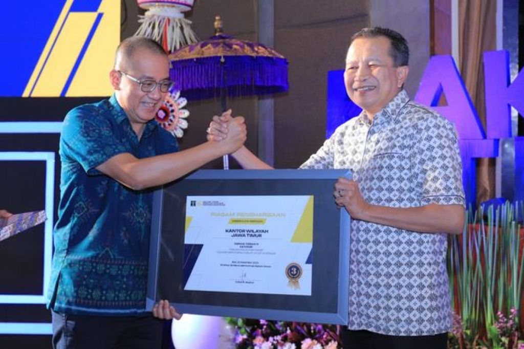 Kanwil Kemenkumham Jatim) menerima penghargaan Terbaik III dalam Kategori Produktivitas Konten Kreatif Layanan AHU