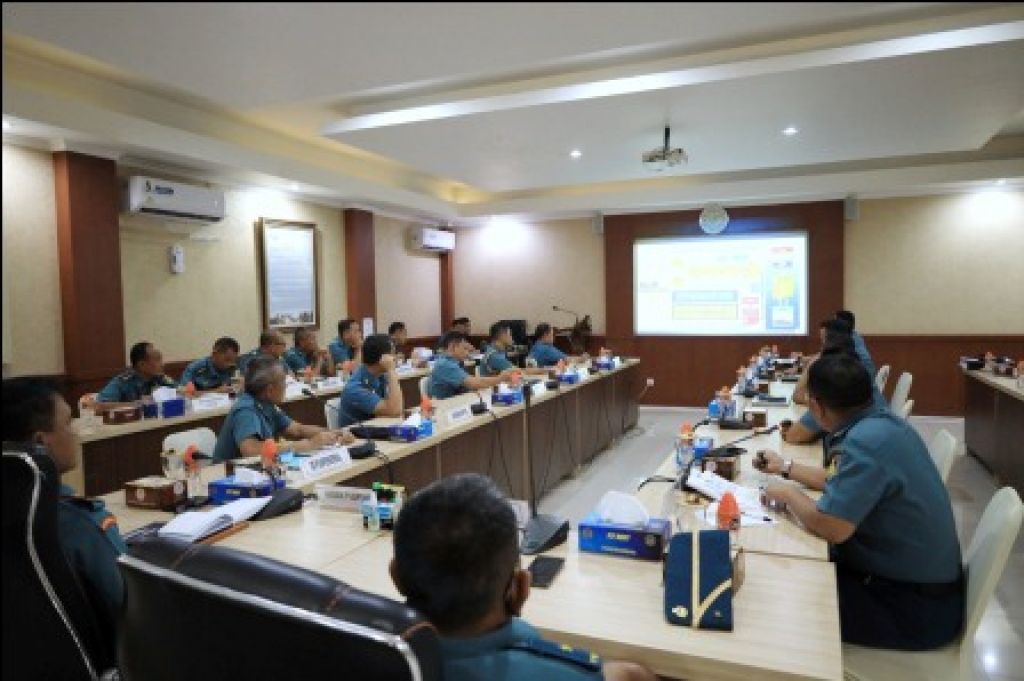 Laksma TNl Bayu Alisyahbana mewakili Danpuspenerbal Laksda TNl Sisyani Jaffar menerima Tim Reviu