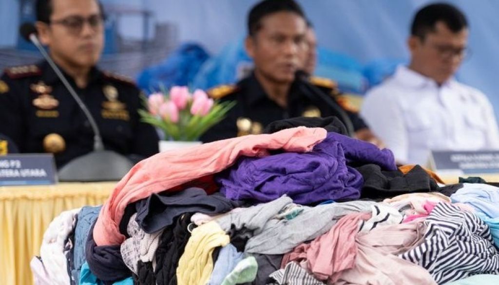 Penindakan terhadap 150 bale pakaian bekas ilegal 