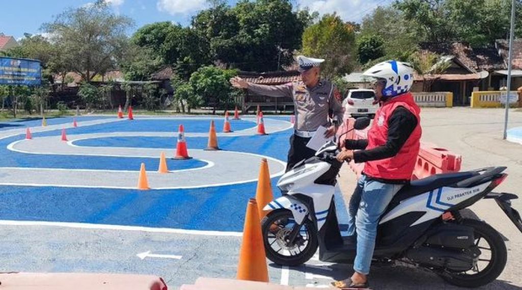 Ujian praktek pembuatan SIM di Polres Bima