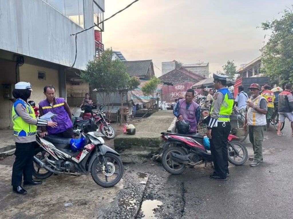 Sat Lantas Polres Muara Enim berikan sosialisasi kepada para tukang ojek