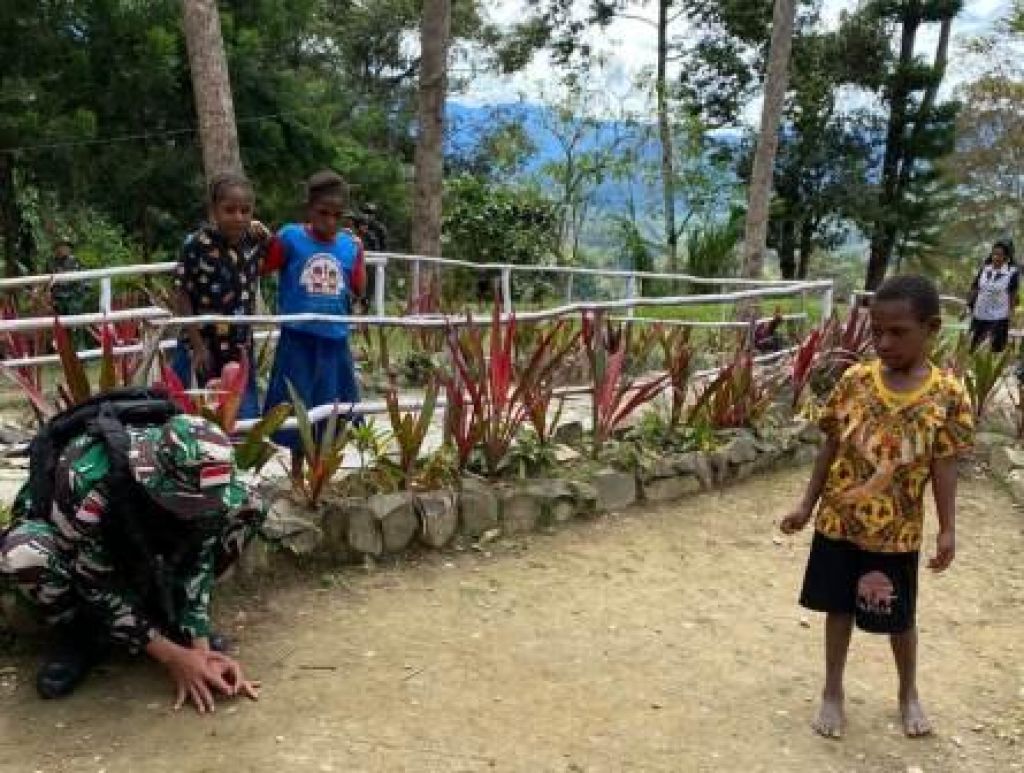 Lettu Inf Bambang Suntoro selaku Danpos melaksanakan anjangsana