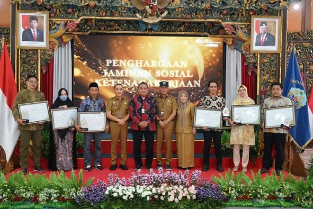 Penyerahan penghargaan kepada beberapa perusahaan di Bangkalan