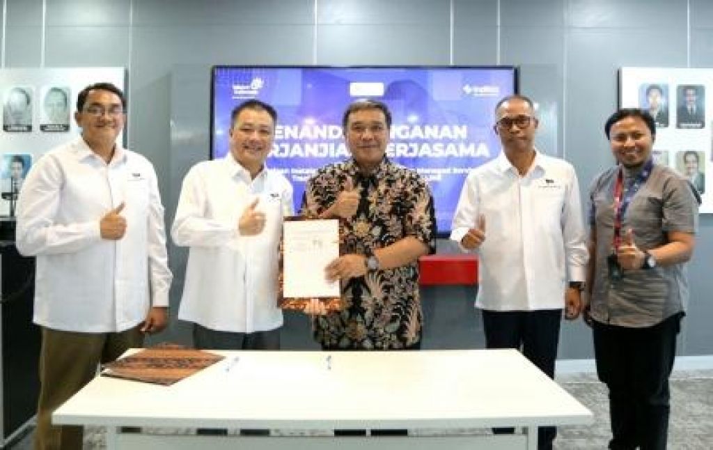 EVP Telkom Regional V Area Jatim-Bali-Nusra Teddy Hartadi (tengah) bersama IT Director Tanto Agung Prayitno (kedua dari kiri), VP Business Development Tanto Stenvens Handry Lesawengen (kedua dari kanan), GM Witel Surabaya Selatan Denny Aryanto 