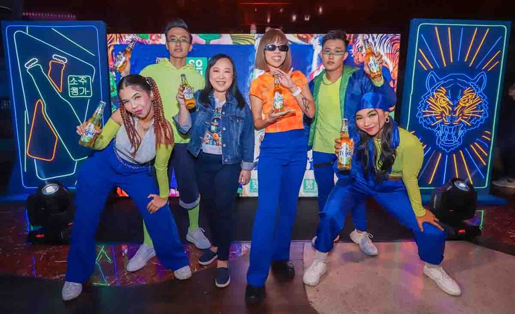 Jessica Setiawan, Marketing Director Multi Bintang Indonesia, dan Ramengvrl, Rapper dan Musisi Indonesia, pada Press Conference Peluncuran Tiger Soju Flavoured Lager di ZOO, SCBD