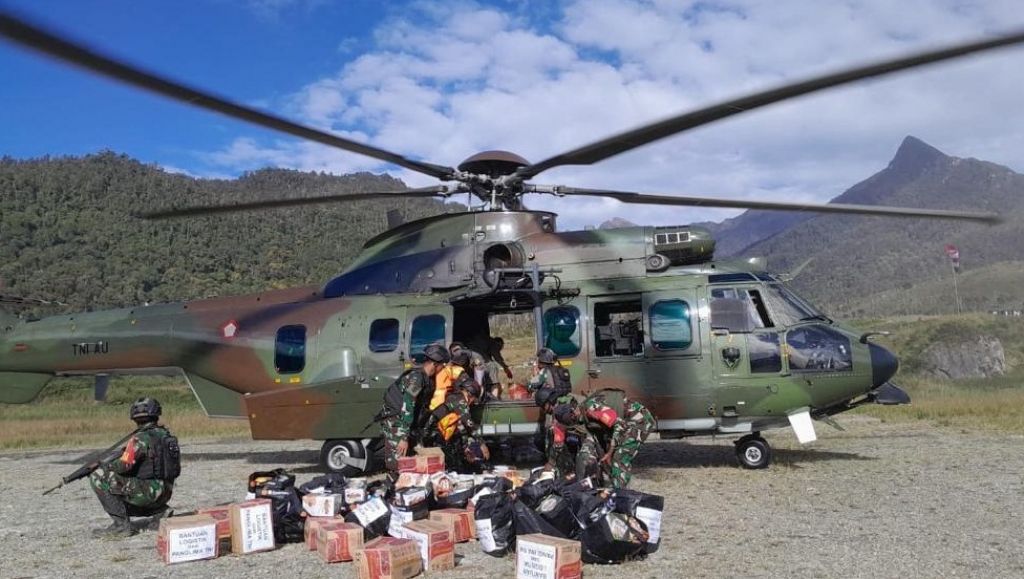 Penyaluran bansos dari Panglima TNI di Kab. Puncak Papua