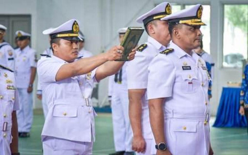 Upacara sertijab Asisten Logistik dan Kadiskes Lantamal IX 