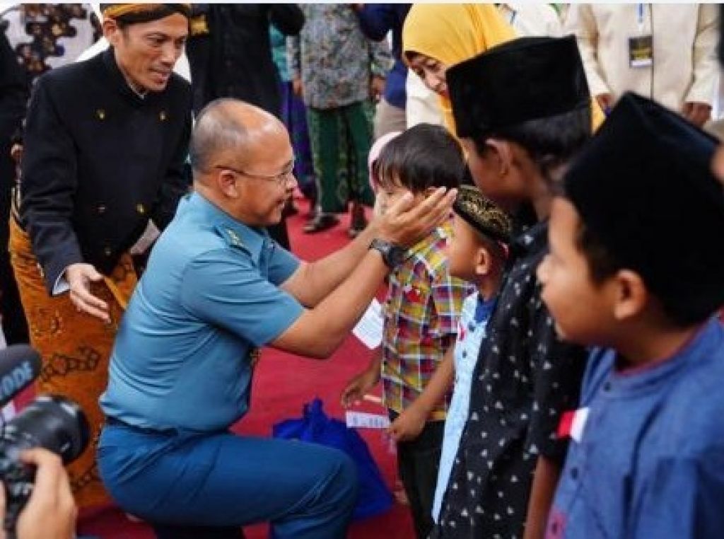 Laksda TNI Julius Widjojono melakukan peletakan batu pertama pembangunan Pondok Pesantren Jati Diri Bangsa