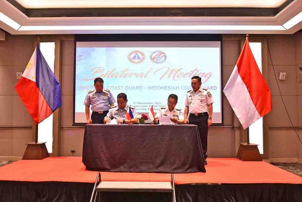 Laksdya TNI Irvansyah, menandatangani Joint Statement dengan Komandan Philippine Coast Guard 