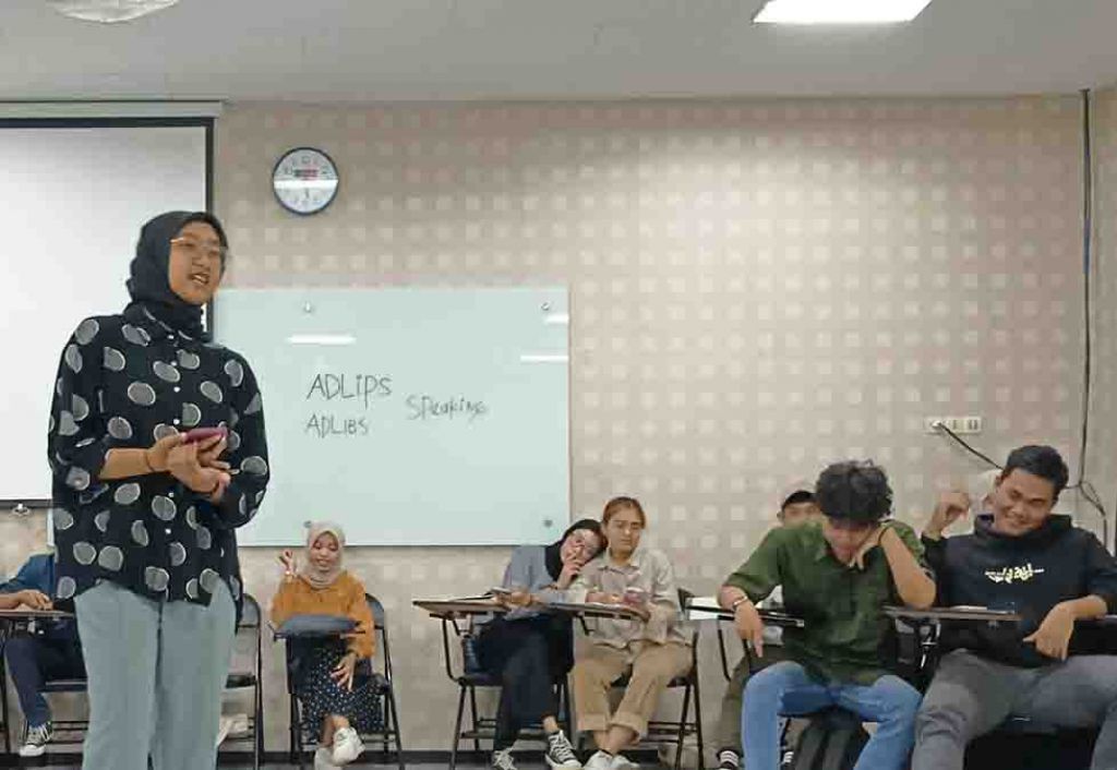 Mahasiswa Universitas Muhammadiyah Malang membuat konten podcast sebagai tugas mata kuliah Public Speaking