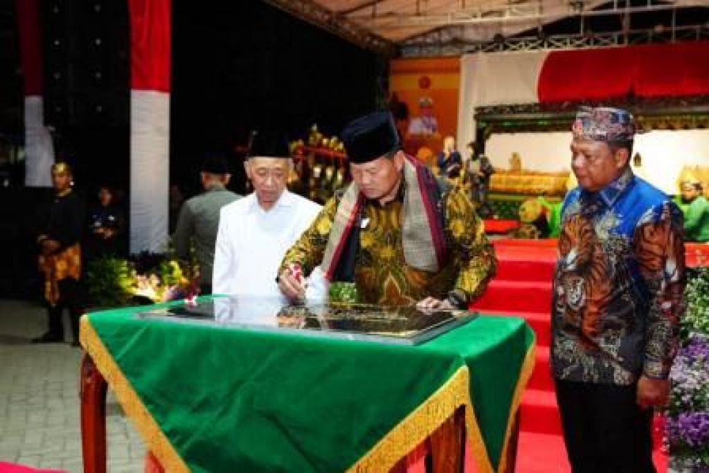 Laksamana TNI Yudo Margono  menghadiri acara wayang di Pasuruan