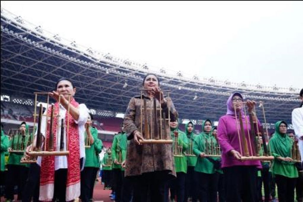 Ny. Vero Yudo Margono turut menyaksikan dan memberi semangat kepada peserta latihan Pagelaran Angklung