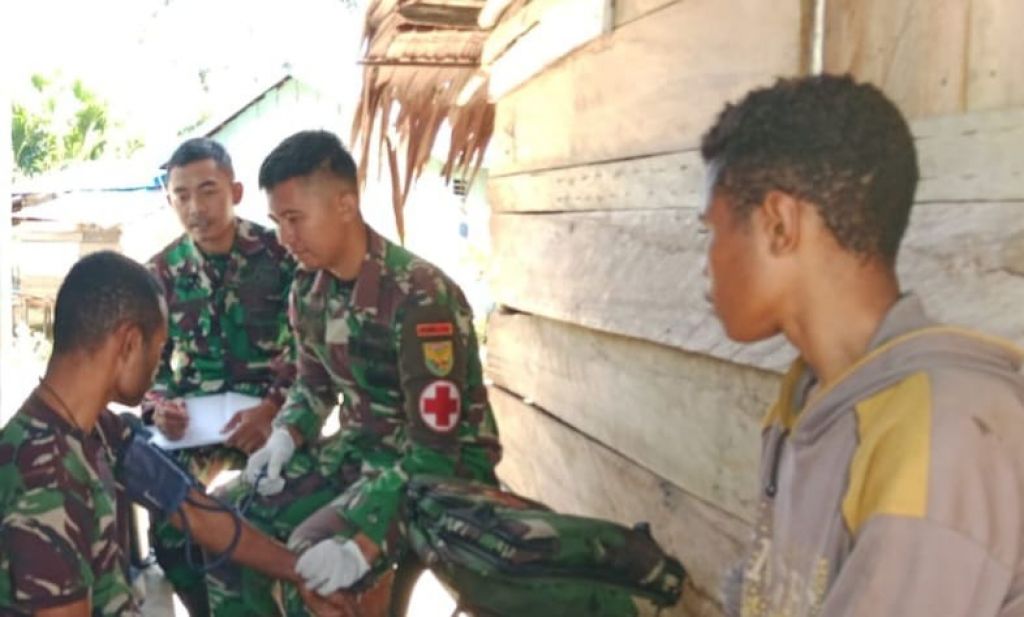 Satgas Yonif 143/TWEJ Pos Tatakra rela keliling Kampung melakukan pengobatan dari rumah ke rumah